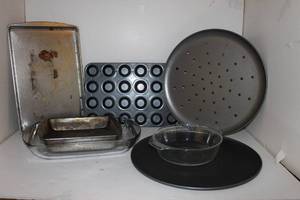 lot 69 image: Bakeware Items