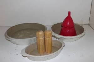 lot 78 image: 3 Pamered Chef Family Heritage Stoneware, New Traditions Collection pie pans and oval casserole dish