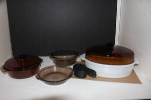 lot 81 image: Pyrex bakeware