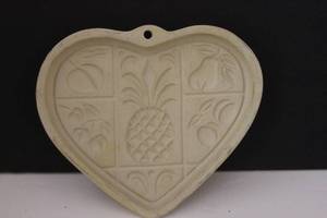 lot 92 image: Pampered Chef Heart Mold