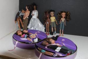 lot 122 image: Bratz carry case,Dolls and more, see photos