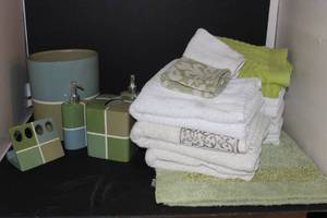 lot 127 image: Waverly Bathroom set and Matching Linens