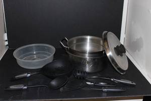 lot 128 image: Large pot with lid and other Kitchen Items
