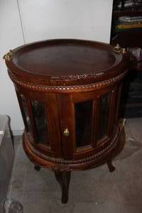 lot 130 image: Vintage Round Mahogany DrinksTea table