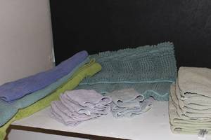 lot 147 image: Bathroom Rug, Towels, Hand towels and Washcloths