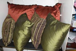 lot 204 image: Matching Set of Throw Pillows in Style and Color as shown