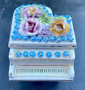 lot 45 image: Vintage Porcelain Trinket Box by Elfinware