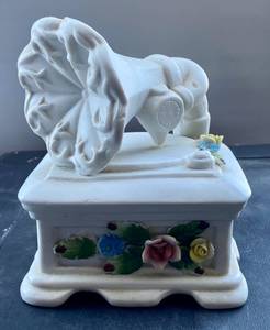 lot 46 image: Vintage 1977 Windup Music Box