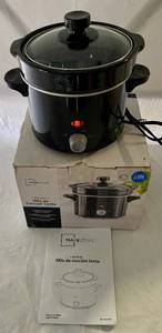 lot 23 image: Mainstays 2 qt Slow Cooker
