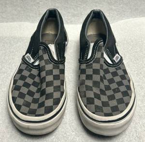 lot 30 image: Vans Off the Wall Slip on Shoes Kids size 1