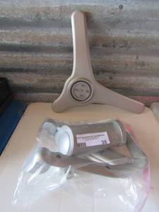 lot 38 image: Universal Tv mount used but comes with all pieces