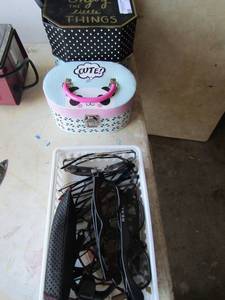 lot 39 image: 3 Decorative boxes with small mirrors inside, small white tub full of eye glasses and sun glasses