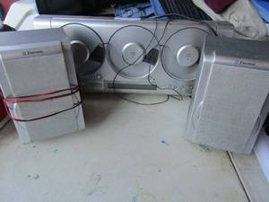lot 42 image: Emerson 3 disk cd changer with 2 speakers