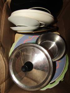lot 51 image: small box of small and medium size dcor plates