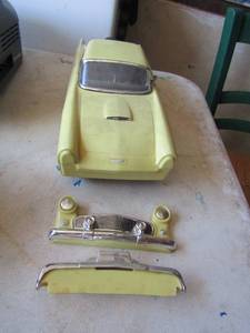 lot 58 image: Classic car whiskey bottle, has front and rear bumper, By james b beam 750ml