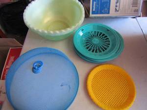 lot 59 image: Plastic paper plate holders, 2 large plastic serving salad bowls, metal wicker food cover