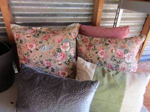 lot 84 image: Lot of throw pillows 4 of wich are sets of 2