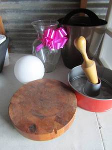 lot 95 image: Large flower vase, small brown waste basket with lid, Bundt cake pan,