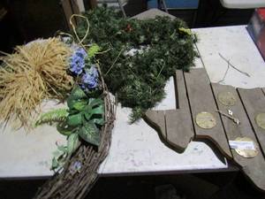 lot 107 image: Texas shaped door wreath, oval wicker door wreath, and a wooden Texas shaped copenhagen long cut Texas pride clock 1822-2003