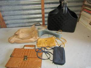 lot 119 image: purse and coin purse lot
