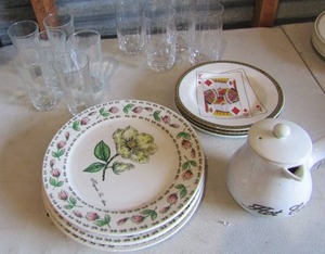 lot 122 image: 6 crystal juice glasses, 4 crystal tea glasses, 4 flower dinner plates, 3 card design saucers, 1 hot coca pot, qty pieces 18