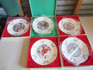 lot 123 image: 5 brand new Christmas plates By Royal Doulton 1980 version bone China plates qty 5, all in original boxing packaging  x $$$