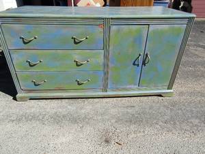 lot 131 image: Klem 3 drawer2 door dressor very sturdy, may need to be repainted-- size 305824