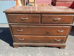 lot 4 image: Bassett furniture 3 drawer chest, sturdy very good condition-- 31 x 43 x 18