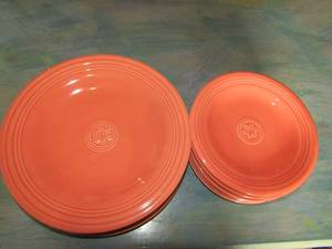 lot 27 image: Petals Oneida China plates and saucers, 5 dinner plates, 7 saucers, like new