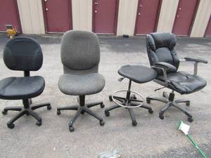 lot 11 image: 3 rolling office chars, 2 black and 1 dark grey, also has another chair that is rolling but it has no back support all in used condition