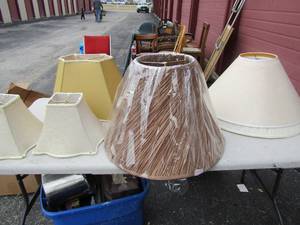 lot 133 image: Lot of new lamp shades all sizes, 1 is brown swirl very beautiful, 2 are smaller with swivel design other 3 are plain colors, qty 6
