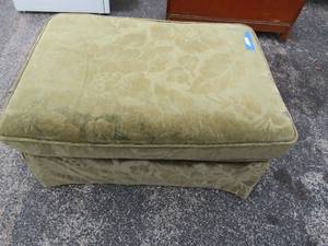 lot 135 image: Green floral design foot ottoman, size 153524, like new condition with wheels for easy to move