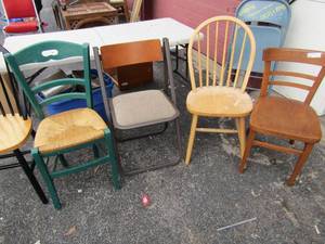 lot 136 image: 5 various kitchen chairs, some metal foldable and some wooden with and without cushion on seat