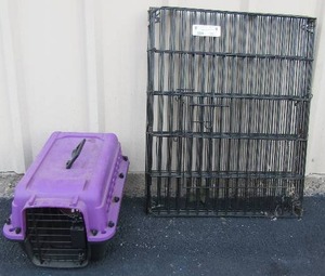 lot 183 image: Purple and black small animal car crate, collapsible dog crate it does not have th bottom pan�.
