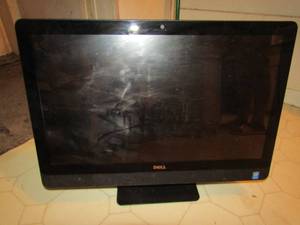 lot 200 image: 25 Dell computer screen with built in moduem, used but still in great condition� worked last time it was plugged in