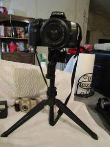 lot 202 image: Nikon camera 500S, Bell Howell 985D camera, Minolta 450 SI Maxxima zoom camera comes with a tri pod