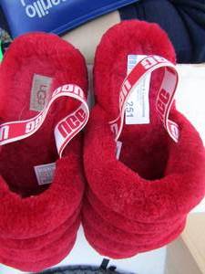lot 251 image: Size 6 pair of ugg slippers only wore a few times in great condition Perfect for summer