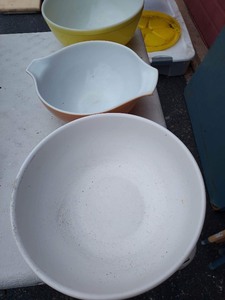 lot 144 image: Collin Cowie white salad bowl, yellow and brown Pyrex bowls