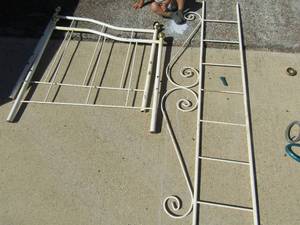 lot 33 image: White METAL childs day bed FRAME