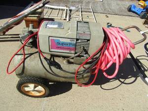lot 2 image: Super Pal air compressor with hose 1 horse power by Campbell hausfeld unknown working condition serial #02064h-448483, model # lt500100