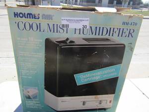 lot 30 image: Holmes cool mist humidifirer used in original box
