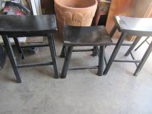 lot 63 image: set of 2 wooden backless bar stools 24 x 18 x 9, black wooden backless bar stool  19x17x11