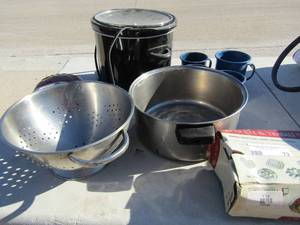 lot 72 image: Rosette & Timbale Set, Strainer, sauce pan, crock pot, 4 speckled handled cups and a kitchen kotta