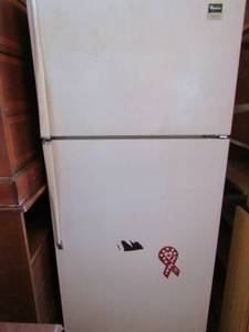 lot 4 image: Whirlpool freezerrefrigerator model# et18pk-   18.1CF needs cleaned, great for garage drinks and more