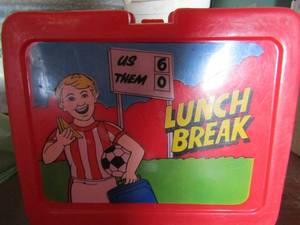 lot 102 image: Vntage lunch box soccer with drink mug