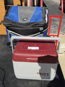 lot 155 image: insulated rolling work lunch bag and a gott igloo lunch box