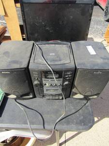 lot 182 image: HP computer screen, SONY STEREO built in speakers plays cd disc and tapes