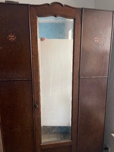 lot 166 image: Vintage ARMOIRE  Inlayed , by EXCELZALL FURNITURE, BEVELED MIRROW IN DOOR,  HAS 2 RODS  AND SHELF - 71 X 40 X 18