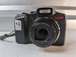 lot 42 image: Kodak EasyShare Z915 10.0MP Digital Camera Black