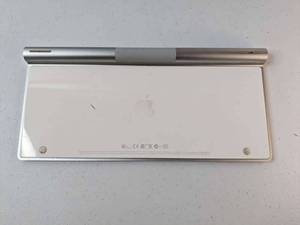 lot 96 image: Apple A1314 Wireless Keyboard - White